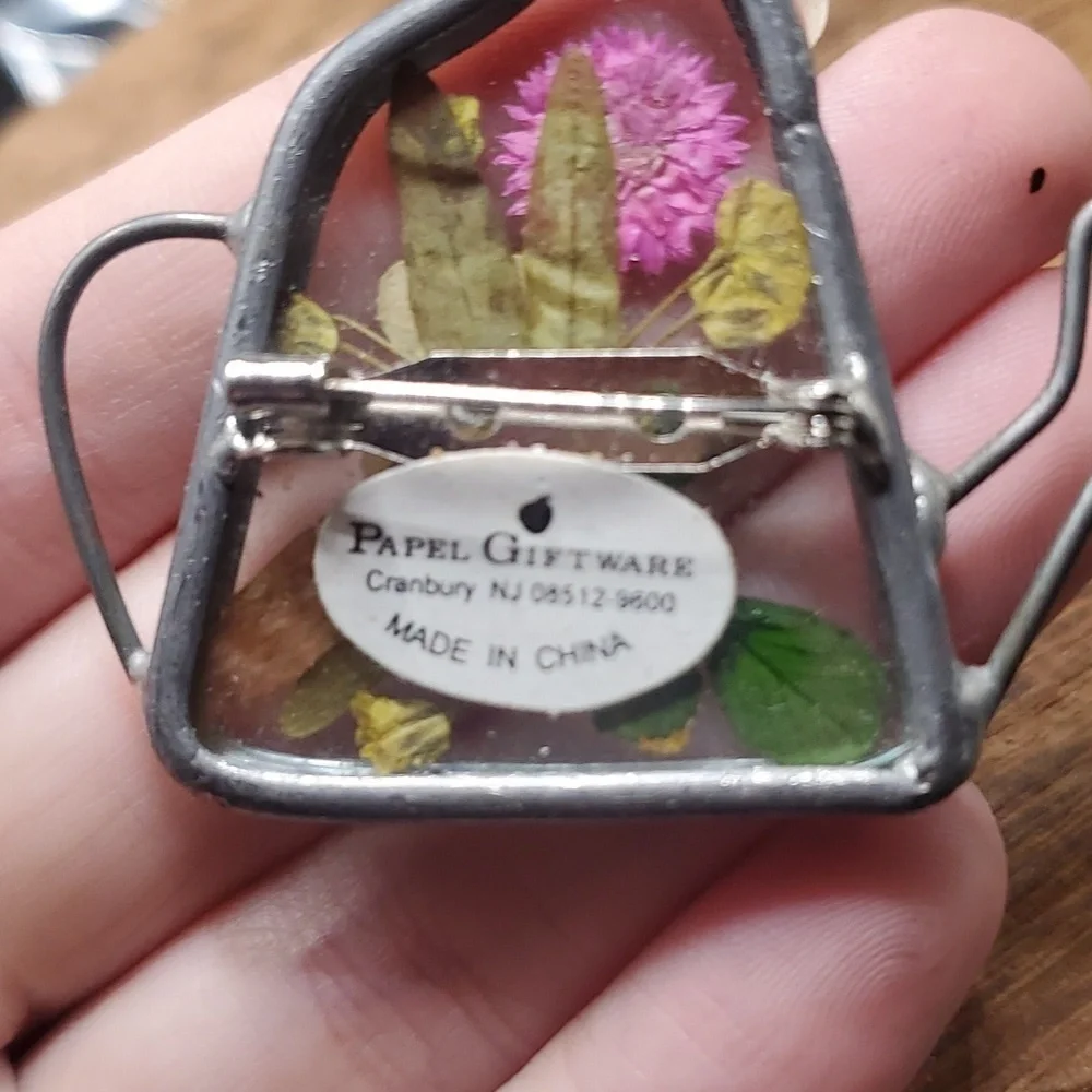 B812 watering can encased dried flowers brooch papel giftware